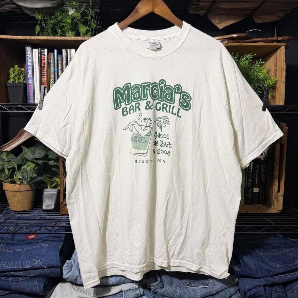Vintage Y2K Bar and Grill Beer Tee White Green Cartoon Animal Alcohol Shirt 2008